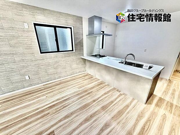 カウンターキッチン越しに会話も楽しめるダイニングキッチン。