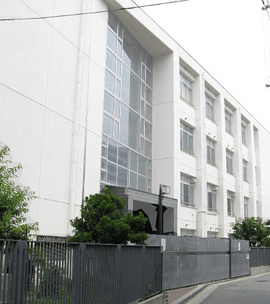 中学校「大阪市立下福島中学校まで724m」