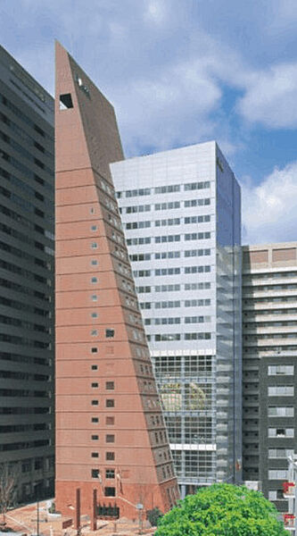 大学「私立国際ファッション専門職大学大阪キャンパスまで1572m」