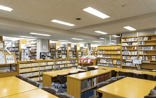 図書館「大阪夕陽丘学園短期大学図書館まで621m」