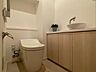 トイレ：節水型でエコなトイレには、今では当たり前のウォシュレット付き。便座を温める機能もついていて、居心地良くてトイレから出られなくなるかも！換気用に換気扇はもちろん、窓も着いているので常に快適ですね♪