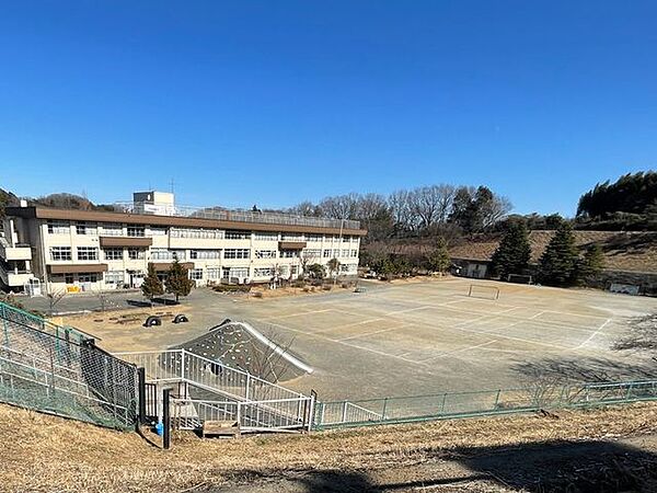 八王子市立中山小学校 徒歩11分。 860m