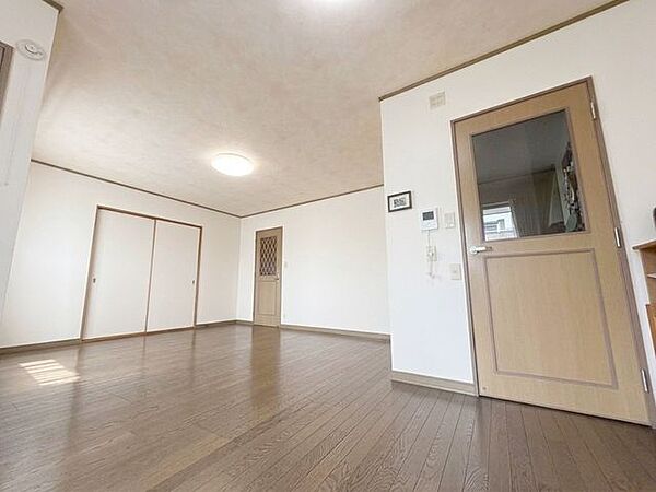 南向きに大きく開いた窓からは、明るい陽射しが射し込みます。爽やかな風が吹き抜ける心地良いリビングには、自然と家族が集まります。として使うのも◎※写真は家具消し加工しております。