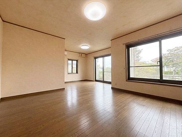 大型テレビも置ける約19.7帖の広々リビングは、陽当りが良く、部屋いっぱいに明るい陽光が広がります。明るく居心地の良いリビング空間には、自然と家族が集まります♪