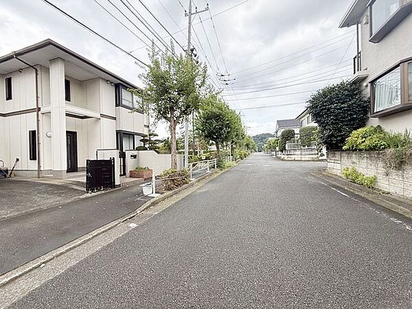 前面道路は解放感があり、駐車時の乗り入れもスムーズです！