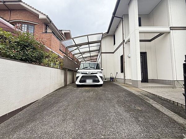 敷地内に駐車スペースを3台確保しており、複数台所有の方や来客の際に安心です◎※車種による※写真は家具消し加工しております。