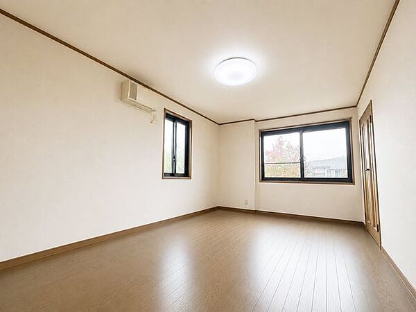 7.7帖の洋室です！二方向から光が差し込む明るく開放的な空間で、心地よい時間を過ごせます！※写真は家具消し加工しております。
