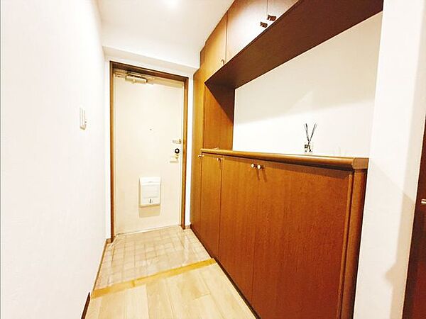 住まう人も来客も入った時にワクワクさせてくれるオシャレな玄関♪収納もたっぷりあるので、靴がたくさんあっても安心！気持ちの良い朝は、毎日ここからスタートしていきます♪