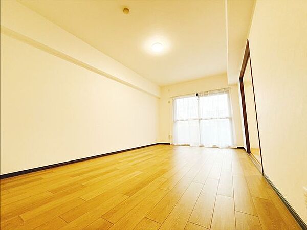 南向きに大きく開いた窓からは、明るい陽射しが射し込みます。爽やかな風が吹き抜ける心地良いリビングには、自然と家族が集まります。