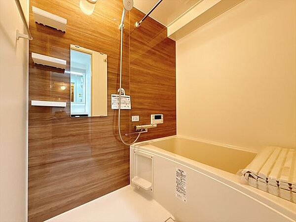 浴室暖房乾燥機付浴室で、足を延ばしてゆったり。洗剤や水アカですぐ汚れてしまう浴室もスポンジひとつでぐるりと掃除が完了するこだわりです。