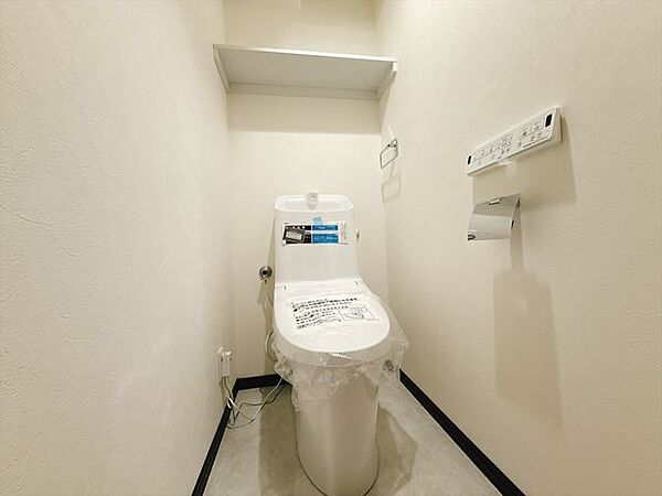 節水型でエコなトイレには、今では当たり前のウォシュレット付き。便座を温める機能もついていて、居心地良くてトイレから出られなくなるかも！換気用に換気扇はもちろん、窓も着いているので常に快適ですね♪