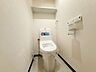 トイレ：節水型でエコなトイレには、今では当たり前のウォシュレット付き。便座を温める機能もついていて、居心地良くてトイレから出られなくなるかも！換気用に換気扇はもちろん、窓も着いているので常に快適ですね♪