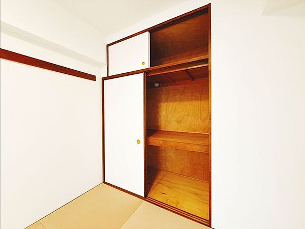 6帖の和室はフチなしのおしゃれな畳を採用。押し入れは収納力もあり、お部屋を広く使用することができます♪