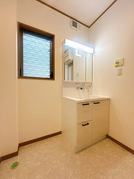 一日の始まりの朝、歯磨きをしたりメイクや髪をセットしたり・・・使いやすさが考えられた3面鏡です♪シャワー付水栓で洗面台でのシャンプーや毎日の掃除に大変便利ですね♪