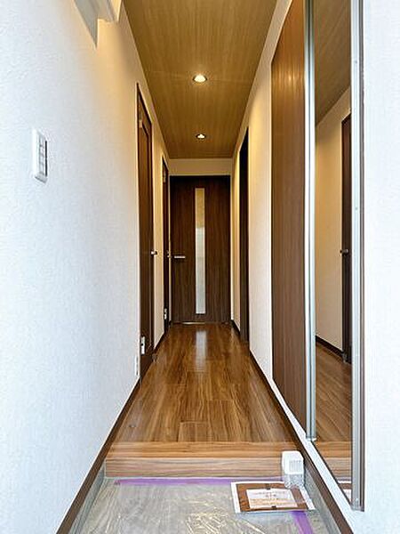 住まう人も来客も入った時にワクワクさせてくれるオシャレな玄関♪収納もたっぷりあるので、靴がたくさんあっても安心！気持ちの良い朝は、毎日ここからスタートしていきます♪