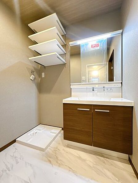 一日の始まりの朝、歯磨きをしたりメイクや髪をセットしたり・・・使いやすさが考えられた3面鏡です♪シャワー付水栓で洗面台でのシャンプーや毎日の掃除に大変便利ですね♪