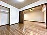 室内：木目のフローリングが暖かみのある室内に。明るい寝室で心地のいい朝を迎えられそう。