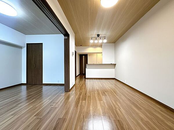 大きな窓からたっぷりと陽光が注がれる明るい空間。家族の成長に対応できる永住仕様の間取り。一日の疲れをいやしてくれる主寝室。時を忘れて過ごす場所として過ごせるお部屋。