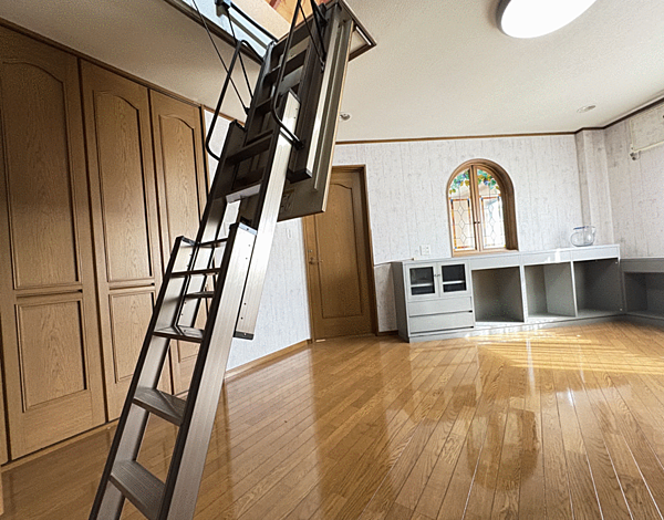 小屋浦収納への電動ハシゴ