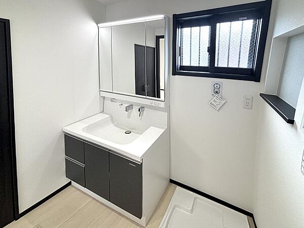 身支度やヘアセットの際に重宝する三面鏡タイプの洗面化粧台です。洗面ボウル下、鏡裏に収納スペースがあり、洗面用品や化粧品、ストック類など整理できます。