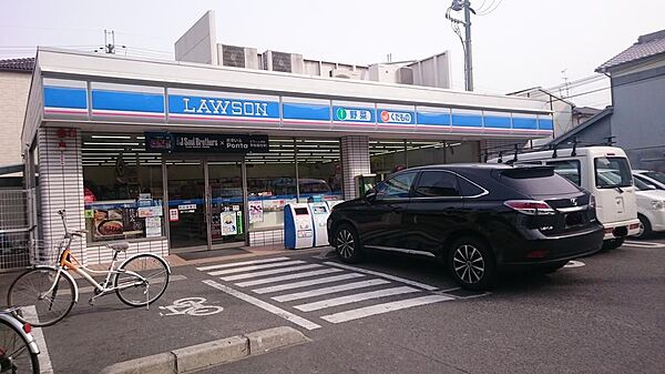 ローソン岡店まで670m 徒歩9分。店内キッチンが設けられた店舗です。お酒、たばこ、薬、無印良品などの取り扱いがあります。ATM、マルチコピー機が設置されています。/24時間営業