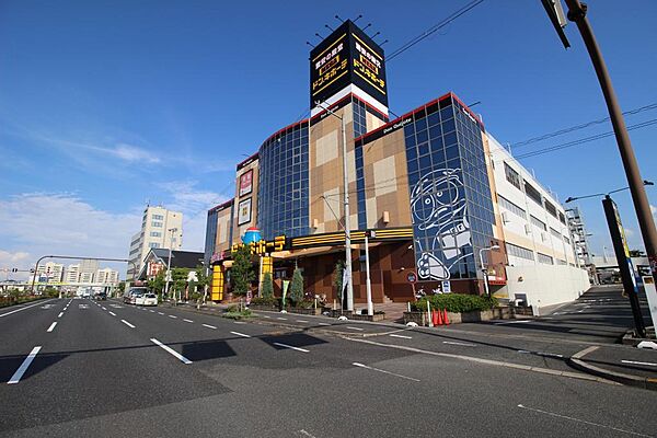 MEGAドン・キホーテ松原店まで830m 徒歩11分。食品や日用品、化粧品、生活雑貨、キッチン用品、ペット用品、衣類など幅広い商品が販売されています。/営業時間 9:00～27:00