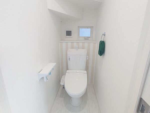 【トイレ】窓付きのトイレで換気もバッチリ！ストライプのクロスがかわいらしい印象です♪