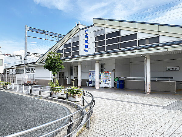 近鉄南大阪線「高鷲」駅まで450m 徒歩6分。大阪阿部野橋方面、橿原神宮前・吉野方面へのアクセスが可能。地下に改札・コンコース、地上にホームがある駅です。エレベーターが設置されています。
