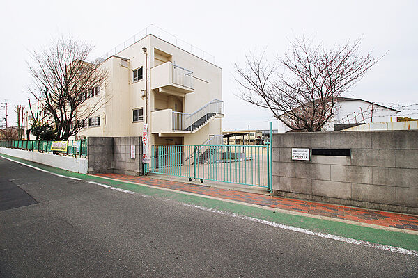 高鷲小学校まで190m 徒歩3分。1873年開校の歴史ある小学校。教育目標は「子どもの笑顔と喜びがいっぱいの学校」です。学校HPでは日々の様子が写真付きで掲載されています。