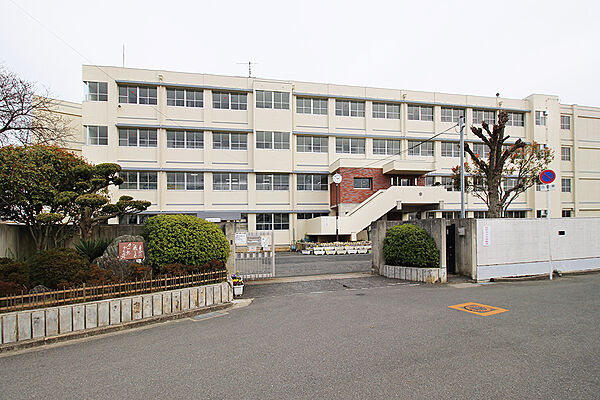 高鷲中学校まで900m 徒歩12分。1947年開校。教育目標は「個人の尊厳を重んじ、真理と平和を希求する人間の育成を期する」です。スマートスクール実現モデル校としての取り組みが行われています。