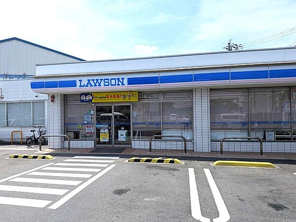 ローソン 羽曳野島泉九丁目店まで450m徒歩6分。24時間営業で、食品や日用品の購入から各種サービスまで対応。毎日の暮らしに便利なコンビニです。