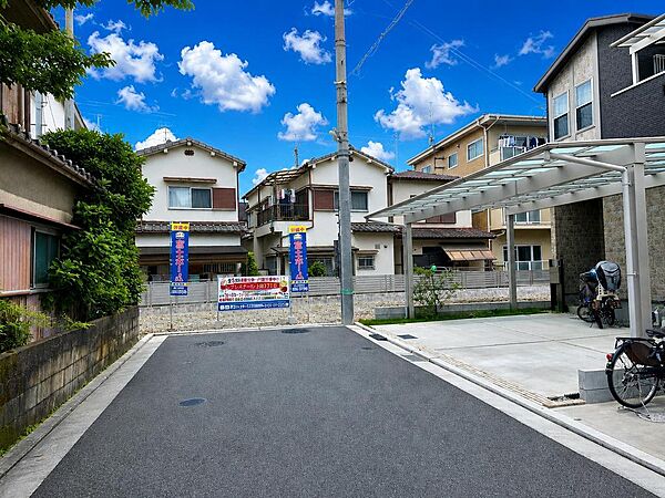 平坦地につき、ベビーカーや自転車での移動がスムーズに行えます。分譲地内は車の通り抜けができないため、交通量や人通りが限られ、プライバシーが確保されます。