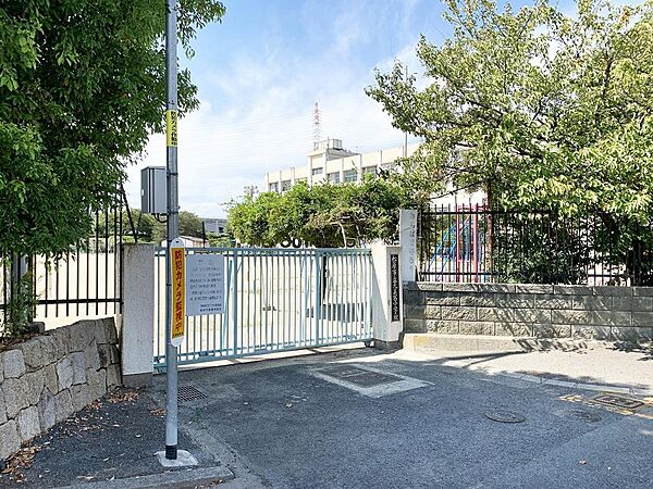 松原市天美西小学校まで450m徒歩6分。重いランドセルを背負っての登下校も負担のかかりにくい距離です。学校HPには学年別・年度別に行事や学校生活の様子が写真付きで掲載されています。