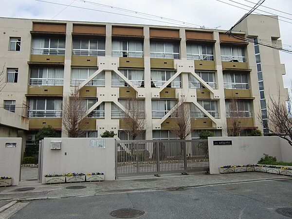 松原市松原第五中学校まで1040m徒歩13分。学校HPには、授業風景や部活動の様子が写真付きで掲載されています。部活動を通して、充実した3年間を送ることができそうですね。