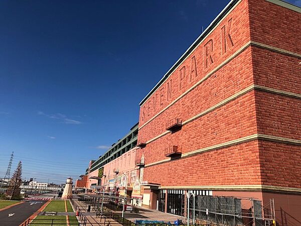 セブンパーク天美まで1840m徒歩23分。松原市内にある複合商業施設。スーパーのほかファッション・雑貨・飲食店・映画館など、多数のテナントが入っています。営業時間10:00～21:00。