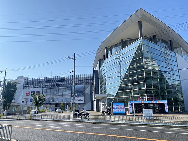 イオンモール堺北花田店まで1500m徒歩19分。食品や衣料品、生活用品など多彩な店舗が揃えられたショッピングセンターです。営業時間は10:00～21:00。※一部店舗により営業時間が異なります。