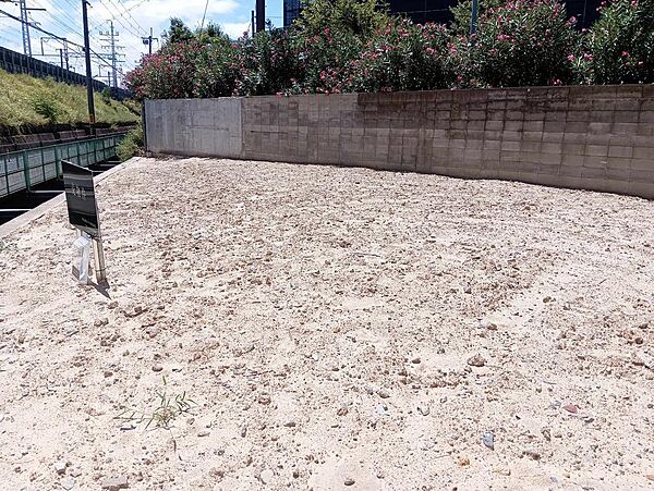 更地につき、建築計画を立てやすい物件・スーパー、コンビニ、ドラッグストア、病院などが徒歩圏内　※２０２６年８月撮影
