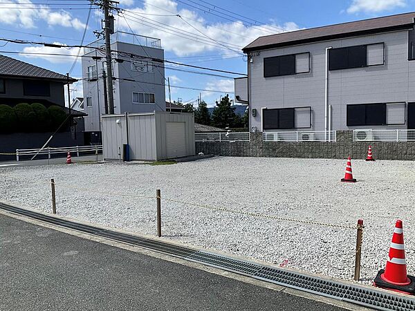 南西・南東の二方道路に面した角地。2方向から光と風を取り込みやすく、開放感のある立地です。