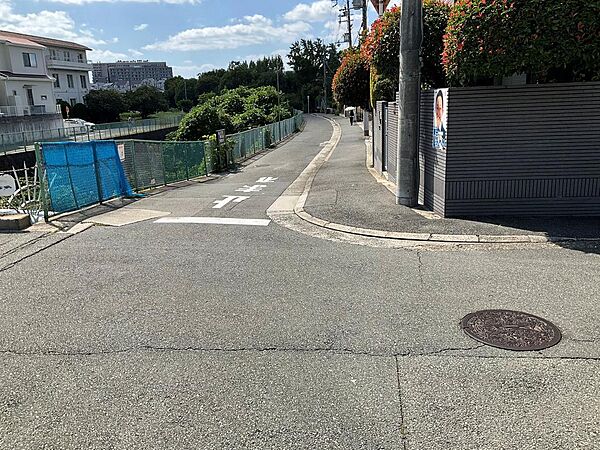 敷地周辺の境界・道路状況を確認できる現地写真です