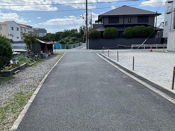 現地前面の道路の様子。敷地への出入りもしやすく、周辺の街並みも確認できます