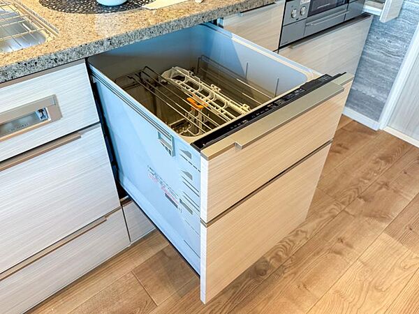 食器洗浄乾燥機　食器の後片付けに便利な食器洗浄乾燥機を標準装備。ビルトインタイプなので見た目もスッキリ、特に共働き世帯のご家族には必須品です。