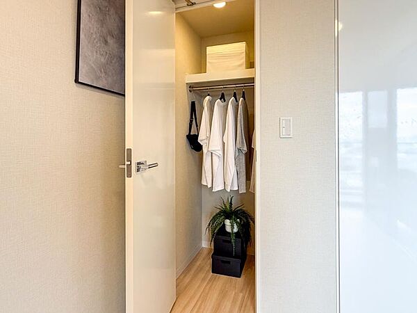 【小物は販売価格に含まれません】クローゼットは棚やハンガーパイプが付いており、スーツや上着などが収納可能です。
