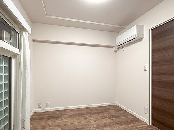 一日の疲れを取る主寝室は大型のベッドも配置が可能です。窓から注がれる光で家族とのコミュニケーションも明るくなりそうです。
