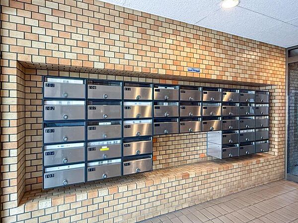 住戸ごとに設置されておりダイアル付きのため防犯面でも安心です。