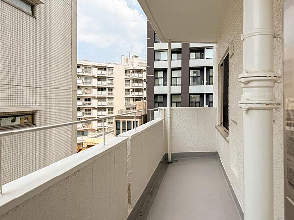 洗濯物もしっかり干せる、実用性の高いバルコニーです。