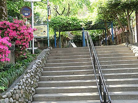 神泉児童遊園地 130m