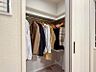 収納：【小物は販売価格に含まれません】たくさんの洋服をかけることができる収納力と取り出しやすさが魅力のWIC。スーツケース、ストック品など何でも収納できる嬉しい空間です。