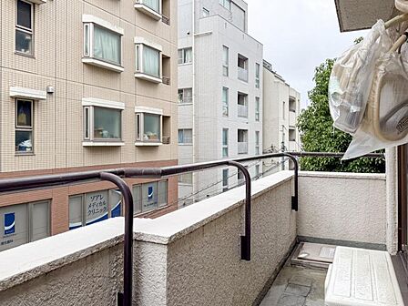 陽の光に照らされるバルコニーを、爽やかな涼風が吹き抜けていきます。
