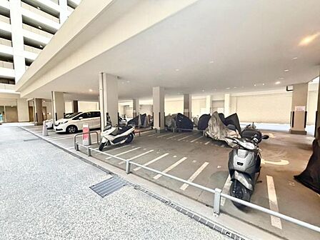 玄関につながる駐車スペースなので重い荷物の出し入れの負担を最小限に抑えられます。小さなお子様も安心・安全の乗り降りができるのも嬉しいですね。