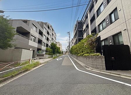 陽とともに、時間によって顔を変える街の景観から、星空や夜景に負けないデザインの映える外観。この街ならではの美しい風景と、ここから紡がれる物語を建物外観から始まります。